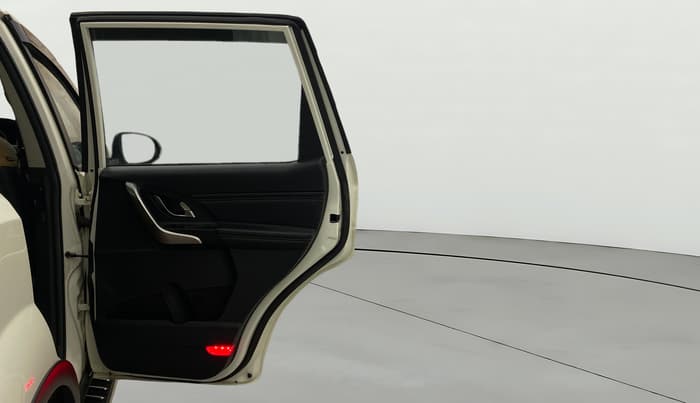 2021 Mahindra XUV500 W11, Diesel, Manual, 84,886 km, RHS Rear Door