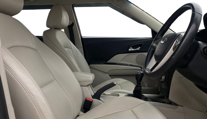 2021 Mahindra XUV300 W8 (O) 1.2 PETROL, Petrol, Manual, 59,351 km, Right Side Front Door Cabin