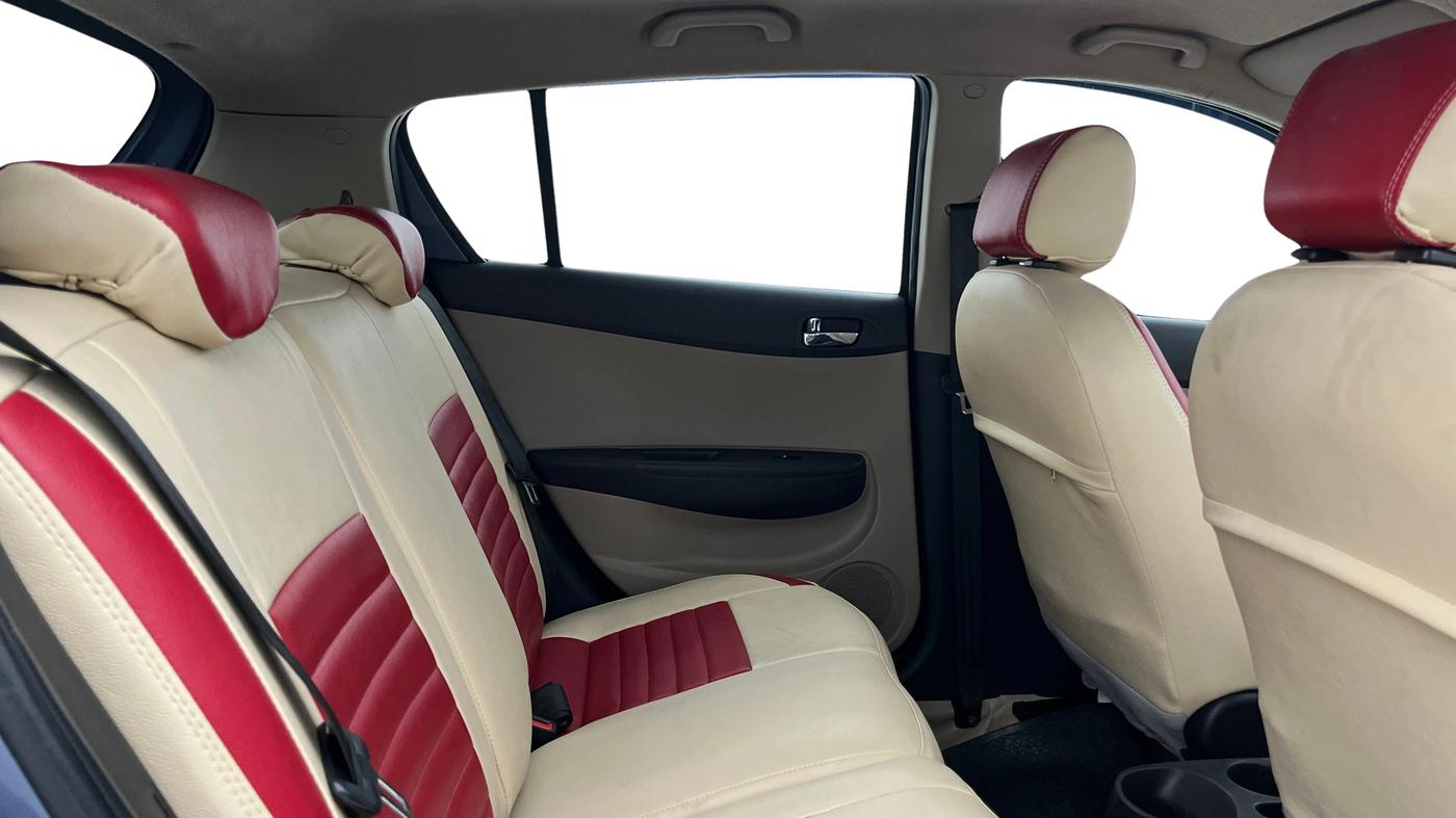 2013 Hyundai i20 SPORTZ 1.2, Petrol, Manual, 95,907 km, Right Side Rear Door Cabin