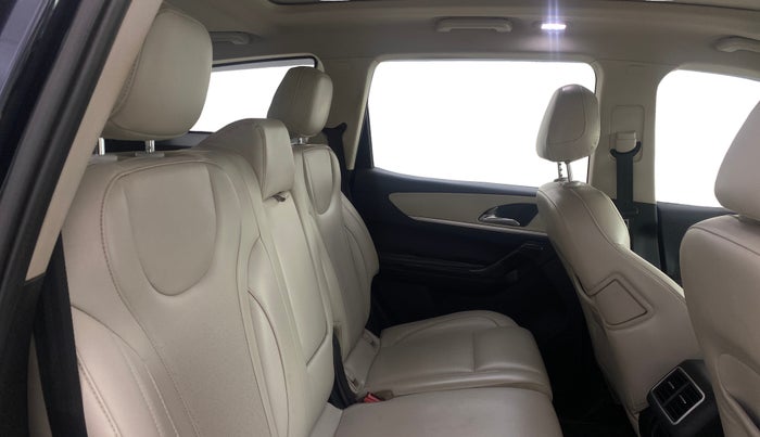 2022 Mahindra XUV700 AX 7 LUXURY P AT 7 STR, Petrol, Automatic, 89,205 km, Right Side Rear Door Cabin