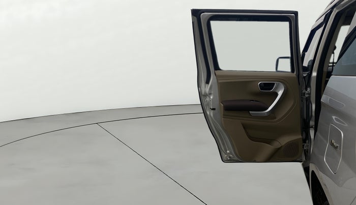 2018 Mahindra TUV300 T8, Diesel, Manual, 1,16,362 km, LHS Rear Door