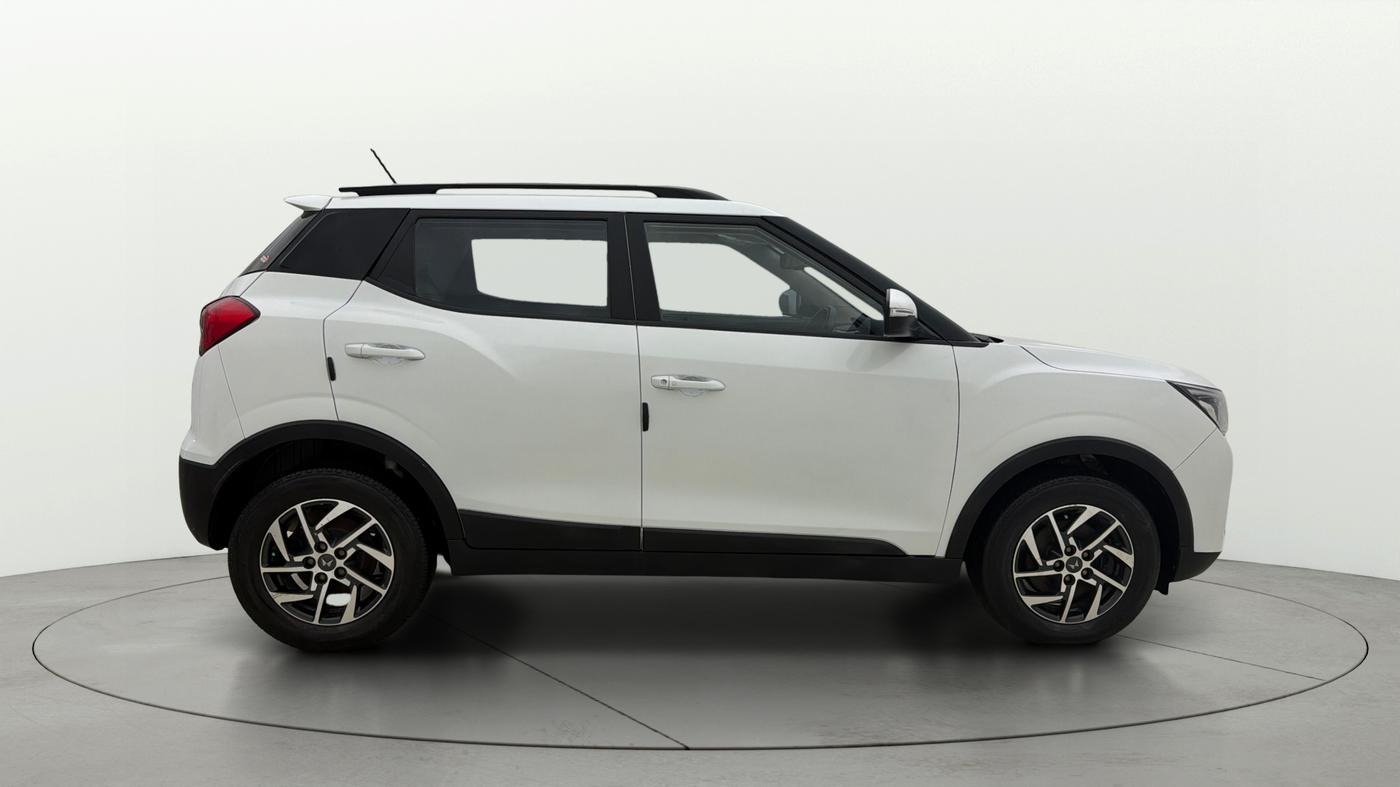 2024 Mahindra XUV300 W8 (O) 1.5 DIESEL, Diesel, Manual, 23,542 km, Right Side View