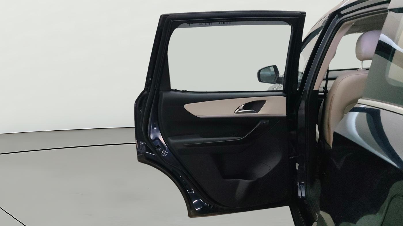 2021 Mahindra XUV700 AX 7 P MT 7 STR, Petrol, Manual, 37,871 km, LHS Rear Door