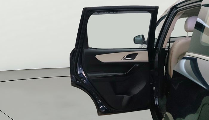 2021 Mahindra XUV700 AX 7 P MT 7 STR, Petrol, Manual, 37,871 km, LHS Rear Door