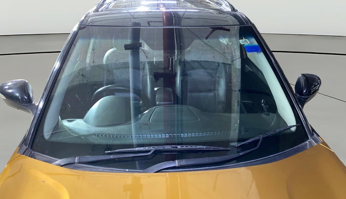 2023 Mahindra XUV300 W8(O) 1.2 PETROL DUAL TONE, Petrol, Manual, 58,758 km, Front Windshield