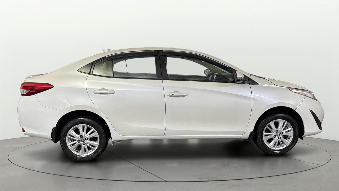 2018 Toyota YARIS V CVT, Petrol, Automatic, 98,237 km, Right Side View