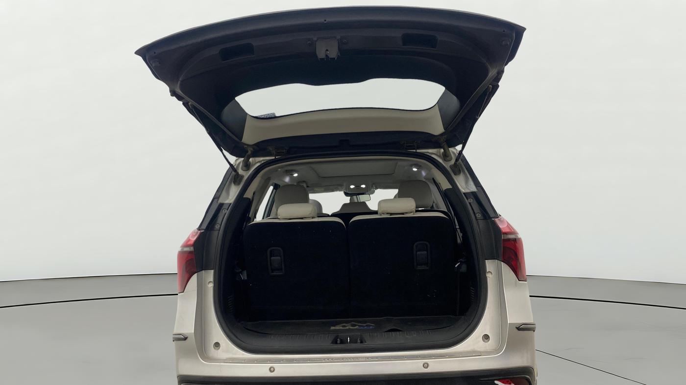 2022 Mahindra XUV700 AX 7 LUXURY P AT 7 STR, Petrol, Automatic, 1,43,645 km, Boot Door Open