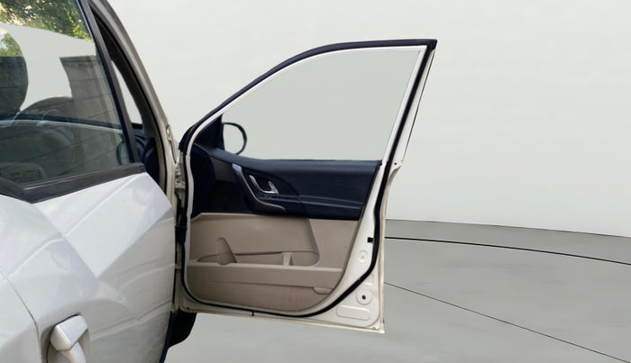 2017 Mahindra XUV500 W6, Diesel, Manual, 88,820 km, RHS Front Door