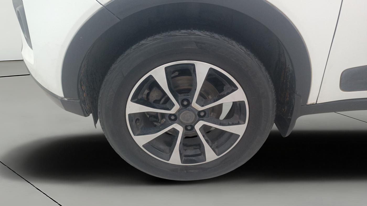 2020 Tata NEXON XZA PLUS SUNROOF DIESEL, Diesel, Automatic, 1,16,060 km, Left Front Wheel