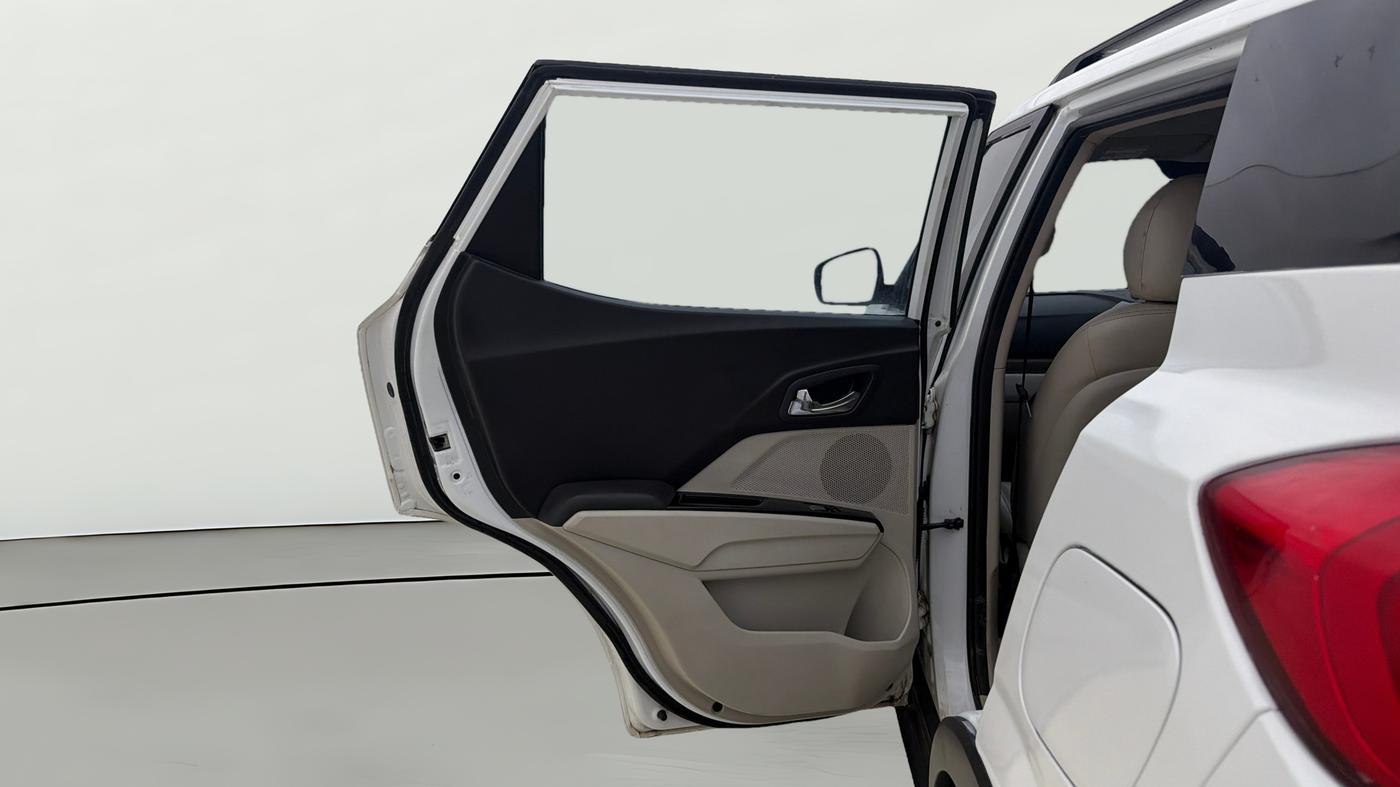 2024 Mahindra XUV300 W8 (O) 1.5 DIESEL, Diesel, Manual, 23,542 km, LHS Rear Door