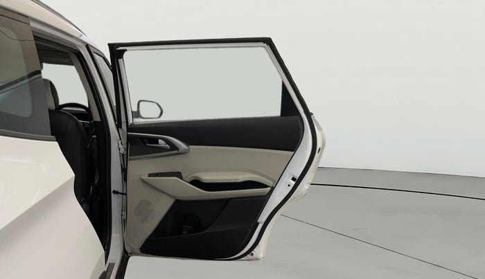 2023 KIA CARENS PRESTIGE PLUS 1.5 PETROL IMT 7 STR, Petrol, Manual, 18,306 km, RHS Rear Door