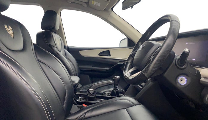 2022 Mahindra XUV700 AX 5 P MT 7 STR, Petrol, Manual, 65,429 km, Right Side Front Door Cabin