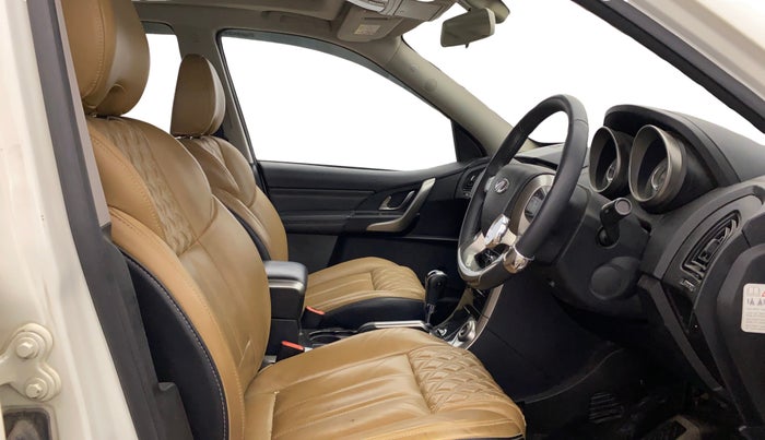 2019 Mahindra XUV500 W11 AT, Diesel, Automatic, 93,553 km, Right Side Front Door Cabin