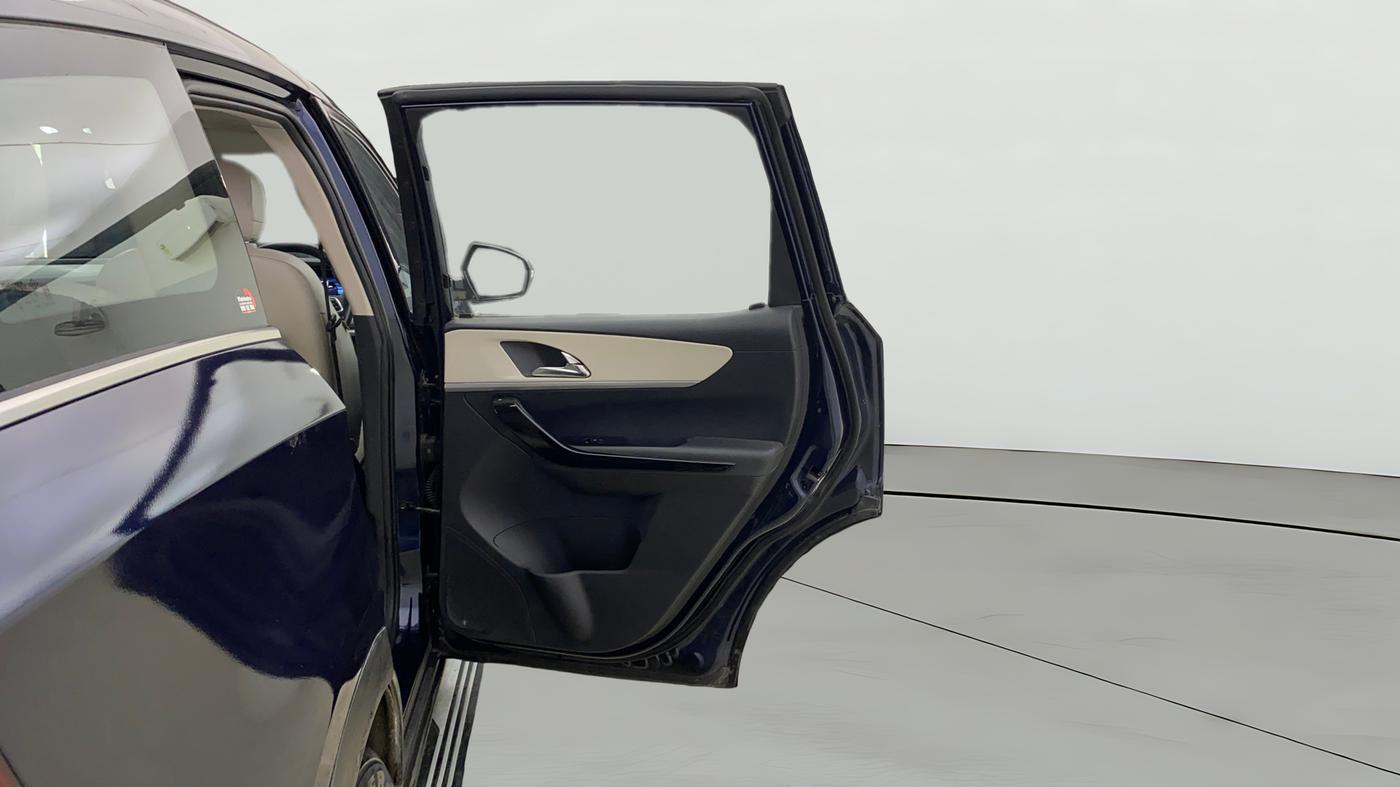 2021 Mahindra XUV700 AX 7 LUXURY P AT 7 STR, Petrol, Automatic, 73,781 km, RHS Rear Door