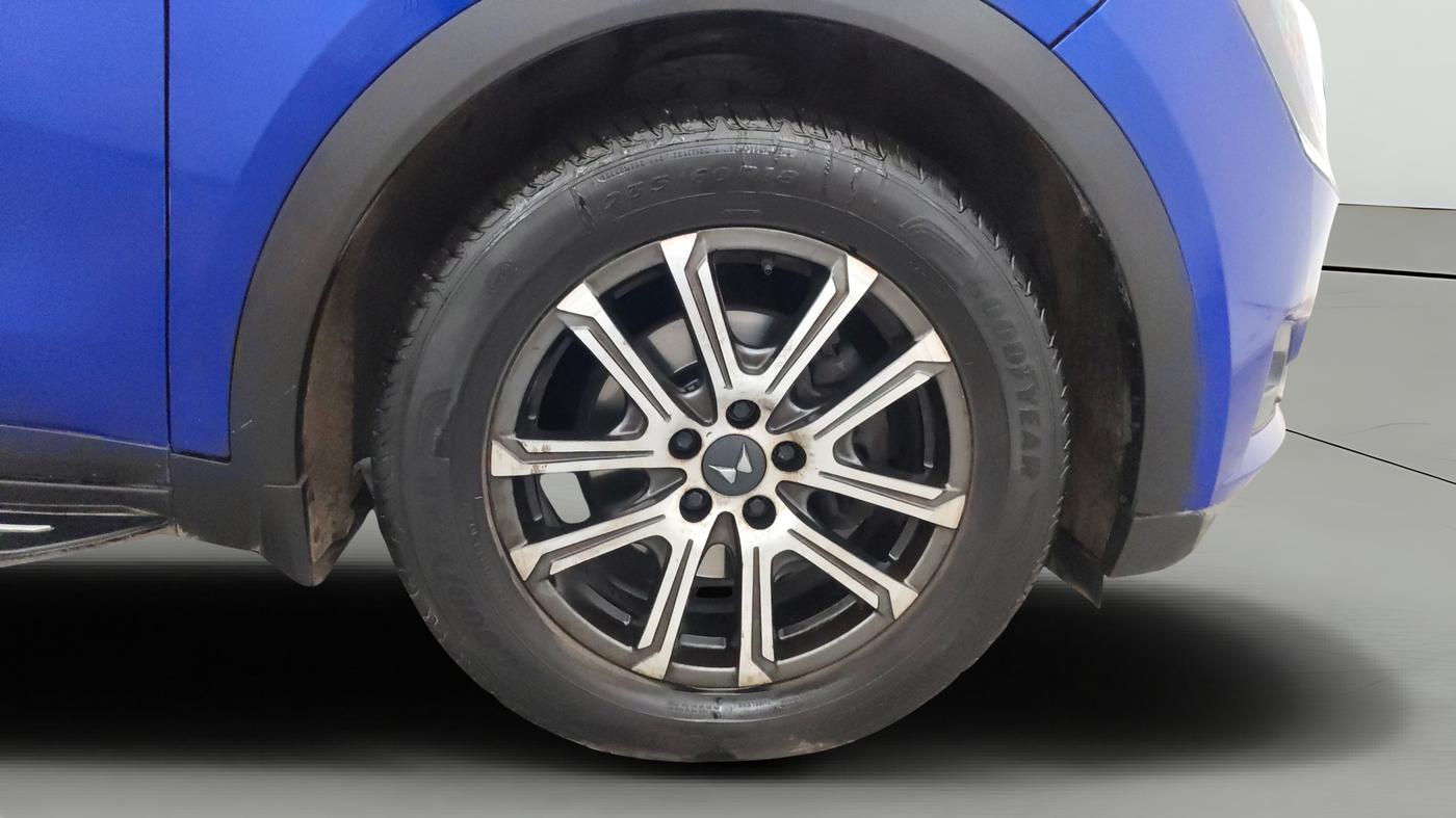 2022 Mahindra XUV700 AX 7 LUXURY P AT 7 STR, Petrol, Automatic, 93,087 km, Right Front Wheel
