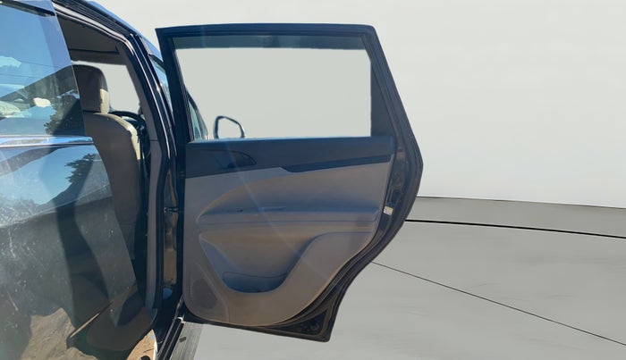 2024 Mahindra MARAZZO M2 8 STR, Diesel, Manual, 84,741 km, RHS Rear Door