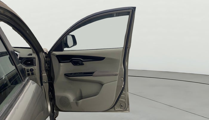 2016 Mahindra Kuv100 K8 6 STR, Petrol, Manual, 94,762 km, RHS Front Door