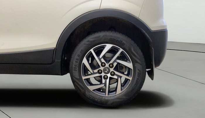 2022 Mahindra XUV300 W8 (O) 1.2 PETROL AMT, Petrol, Automatic, 39,378 km, Left Rear Wheel