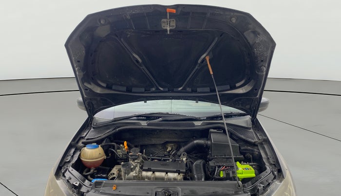 2013 Volkswagen Polo HIGHLINE1.2L, Petrol, Manual, 1,42,355 km, Open Bonet