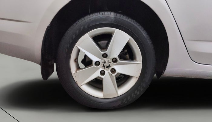 2016 Skoda Octavia AMBITION PLUS AT 1.8 TSI, Petrol, Automatic, 92,840 km, Right Rear Wheel