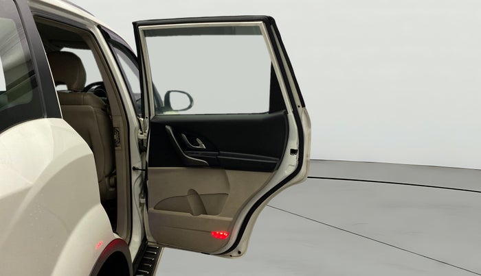 2016 Mahindra XUV500 W8, Diesel, Manual, 1,23,899 km, RHS Rear Door