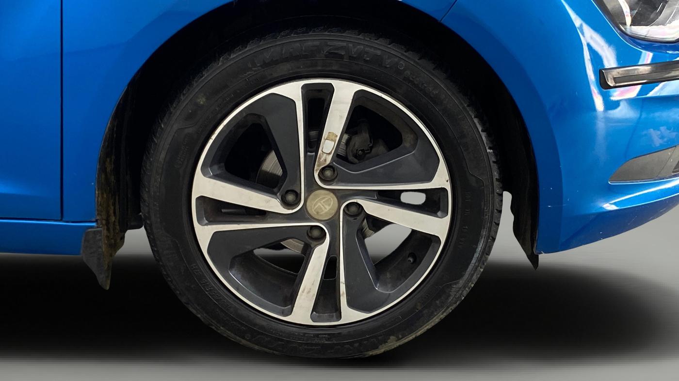 2021 Tata ALTROZ XZ PETROL, Petrol, Manual, 26,606 km, Right Front Wheel
