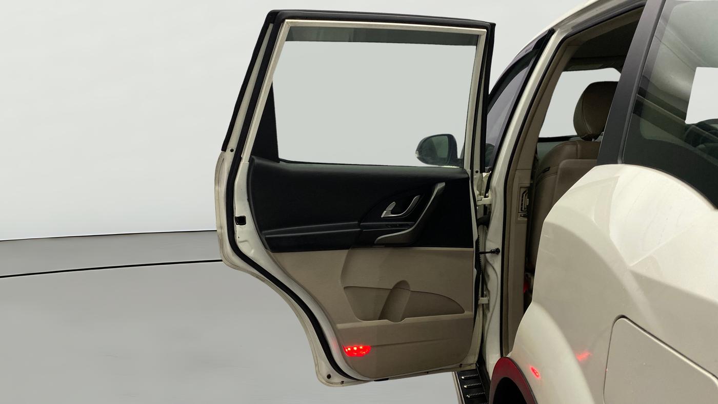 2016 Mahindra XUV500 W8, Diesel, Manual, 1,23,899 km, LHS Rear Door