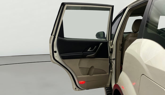 2016 Mahindra XUV500 W8, Diesel, Manual, 1,23,899 km, LHS Rear Door