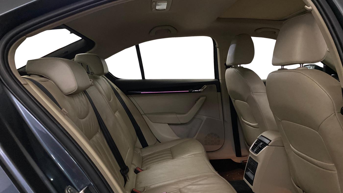 2018 Skoda Octavia L&K 1.8 TSI AT, Petrol, Automatic, 1,13,786 km, Right Side Rear Door Cabin