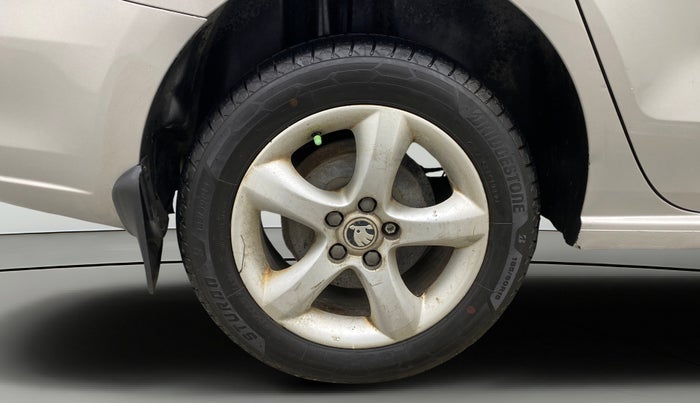 2013 Skoda Rapid ELEGANCE 1.6 MPI MT, Petrol, Manual, 76,819 km, Right Rear Wheel