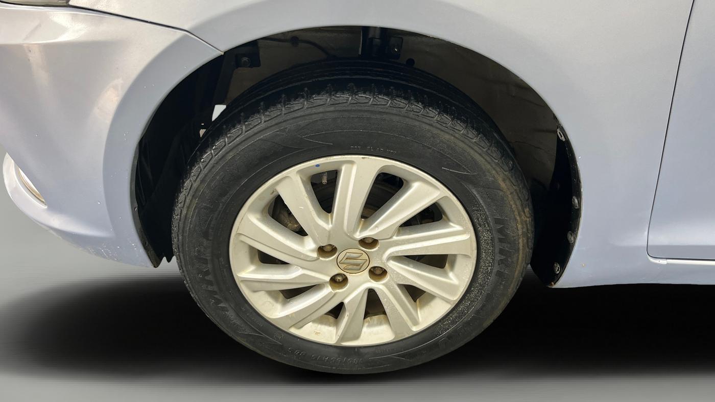 2015 Maruti Swift Dzire ZXI, Petrol, Manual, 1,02,017 km, Left Front Wheel