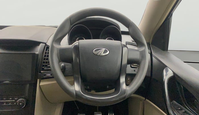 2016 Mahindra XUV500 W4, Diesel, Manual, 1,25,455 km, Steering Wheel Close Up