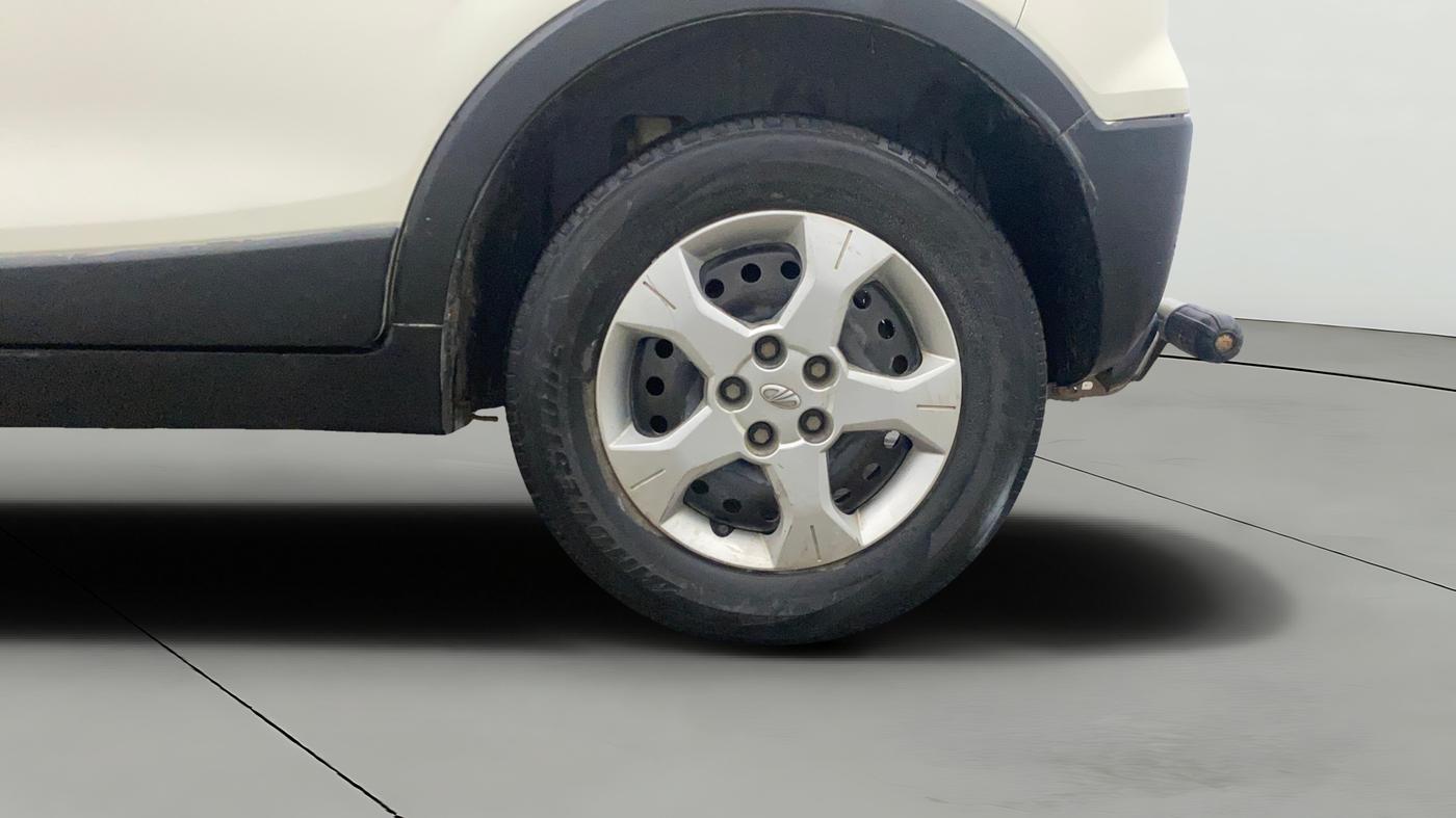 2020 Mahindra XUV300 W6 1.2 PETROL, Petrol, Manual, 1,23,203 km, Left Rear Wheel