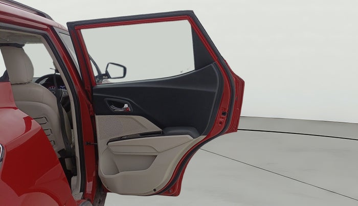 2022 Mahindra XUV300 W8 (O) 1.2 PETROL AMT, Petrol, Automatic, 22,868 km, RHS Rear Door