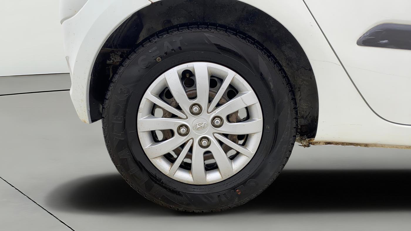 2013 Hyundai i10 MAGNA 1.1, CNG, Manual, 1,06,698 km, Right Rear Wheel