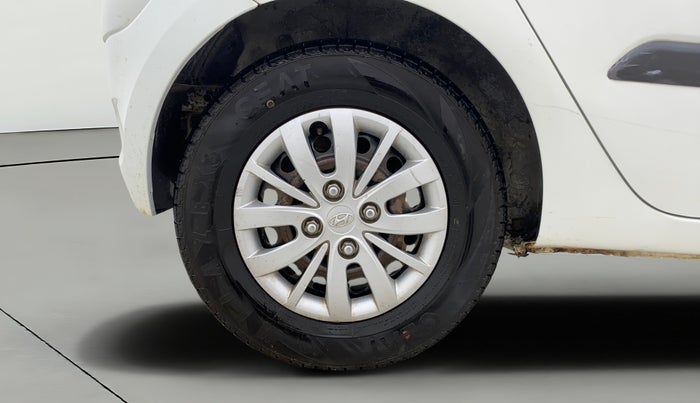 2013 Hyundai i10 MAGNA 1.1, CNG, Manual, 1,06,330 km, Right Rear Wheel