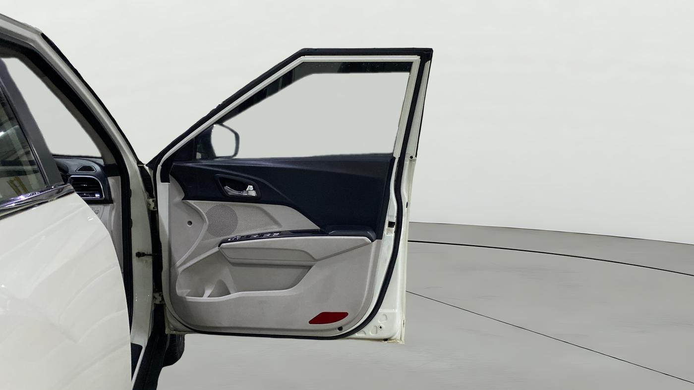 2022 Mahindra XUV300 W8 (O) 1.2 PETROL, Petrol, Manual, 61,570 km, RHS Front Door