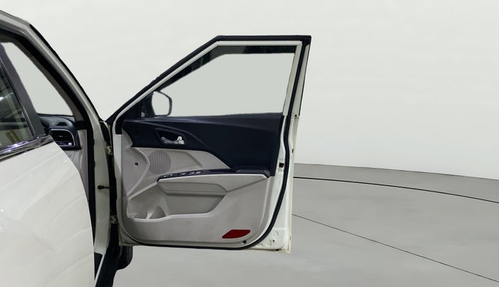 2022 Mahindra XUV300 W8 (O) 1.2 PETROL, Petrol, Manual, 61,570 km, RHS Front Door