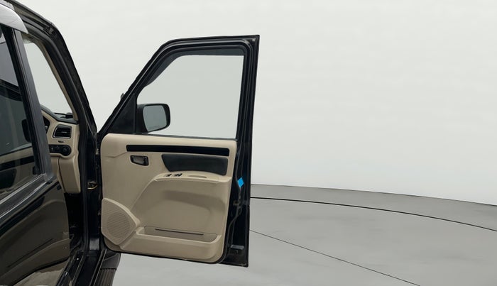 2023 Mahindra SCORPIO CLASSIC S11 7STR, Diesel, Manual, 43,948 km, RHS Front Door