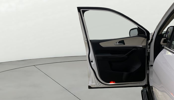 2024 Mahindra XUV700 AX 7 LUXURY P AT 7 STR, Petrol, Automatic, 24,946 km, LHS Front Door