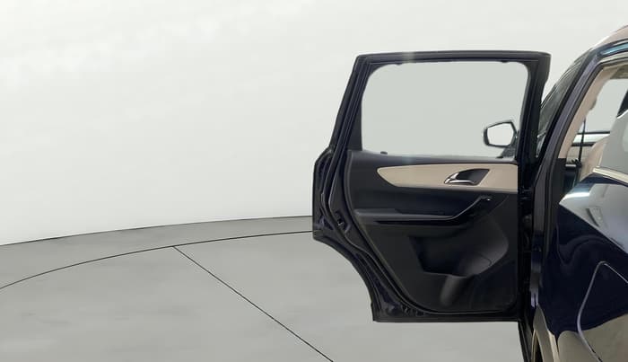 2023 Mahindra XUV700 AX 7 LUXURY P AT 7 STR, Petrol, Automatic, 24,791 km, LHS Rear Door