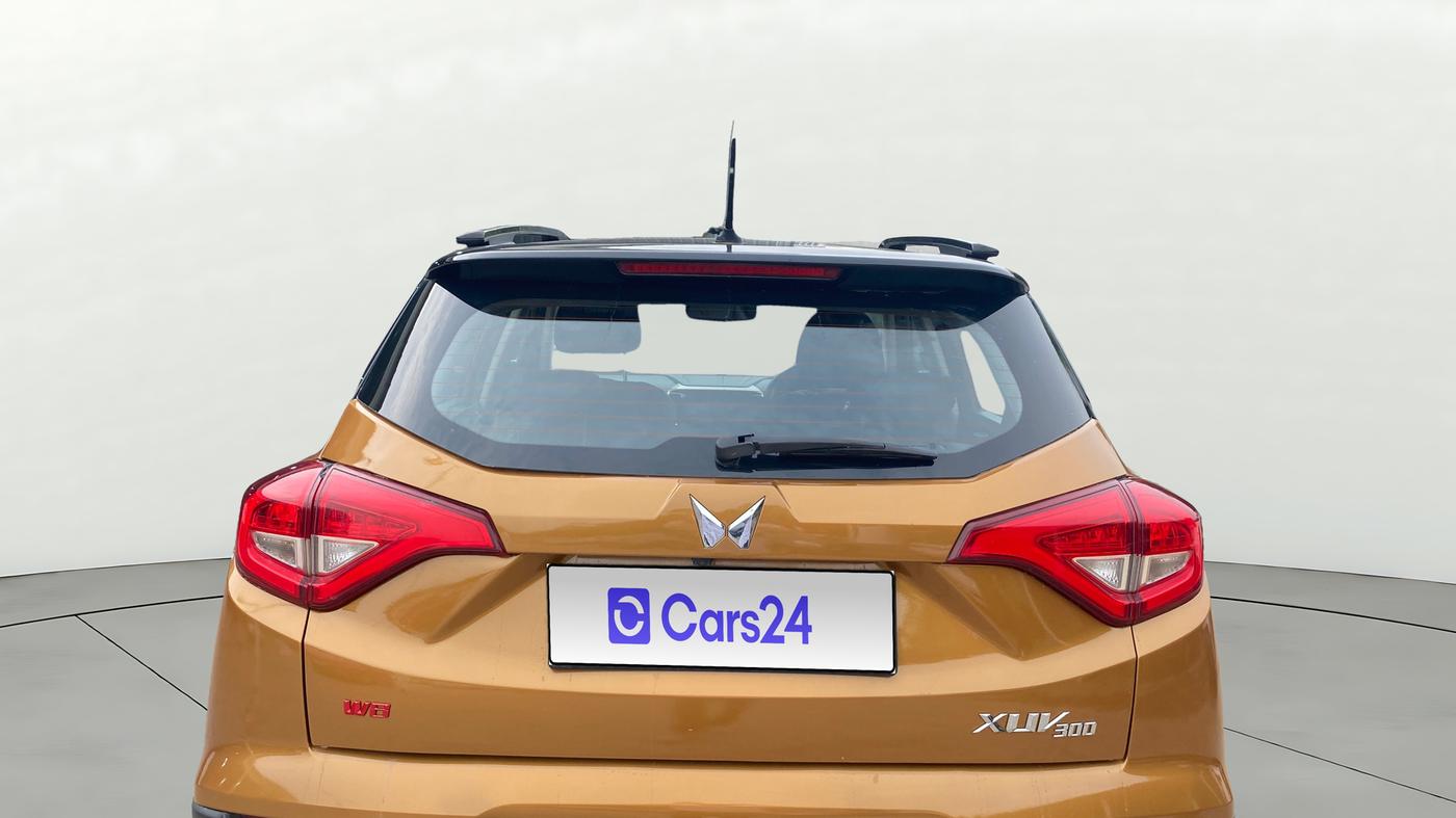 2022 Mahindra XUV300 W8(O) 1.2 PETROL DUAL TONE, Petrol, Manual, 66,105 km, Rear Windshield