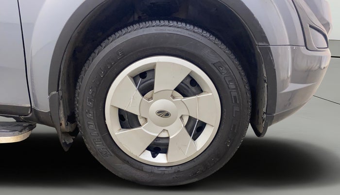 2016 Mahindra XUV500 W6 AT, Diesel, Automatic, 76,499 km, Right Front Wheel