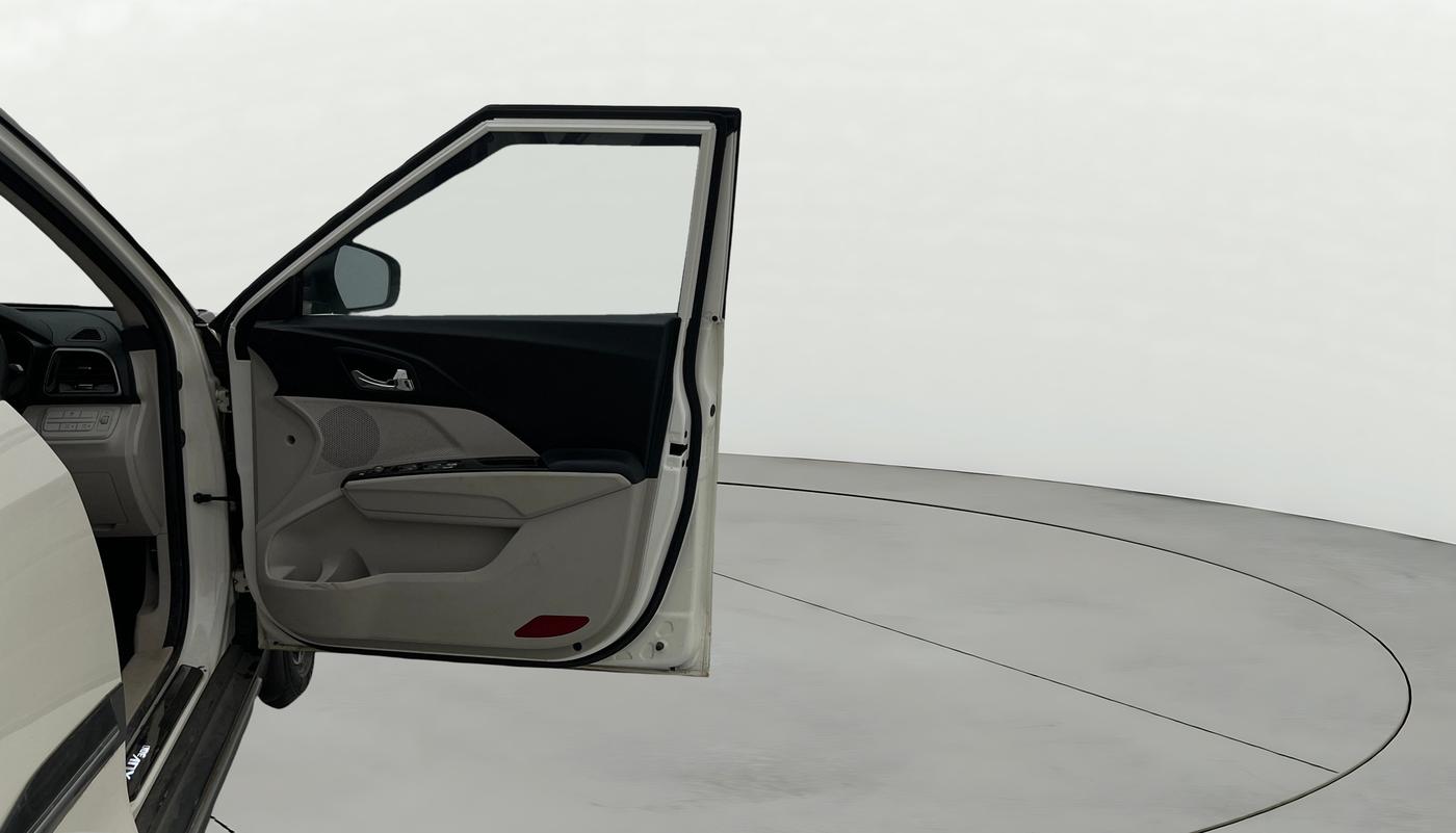 2023 Mahindra XUV300 W8 (O) 1.2 PETROL AMT, Petrol, Automatic, 44,587 km, RHS Front Door
