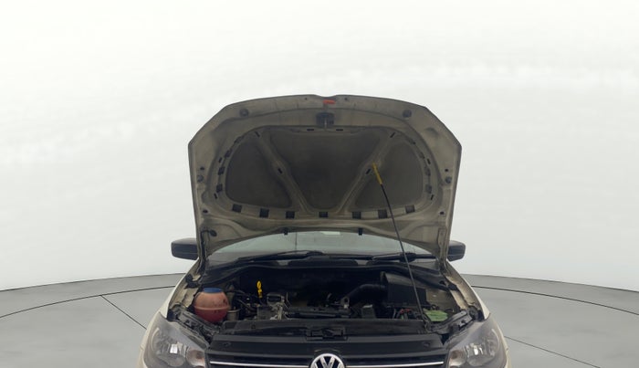 2014 Volkswagen Polo HIGHLINE1.2L, Petrol, Manual, 1,18,268 km, Open Bonet