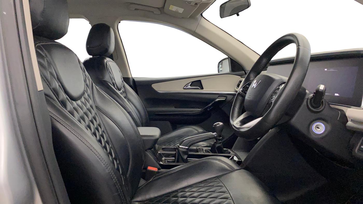 2022 Mahindra XUV700 AX 5 P MT 7 STR, Petrol, Manual, 33,015 km, Right Side Front Door Cabin