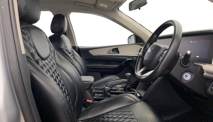 2022 Mahindra XUV700 AX 5 P MT 7 STR, Petrol, Manual, 32,365 km, Right Side Front Door Cabin