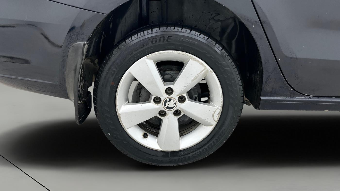 2015 Skoda Rapid Elegance 1.6 MPI AT, Petrol, Automatic, 70,431 km, Right Rear Wheel