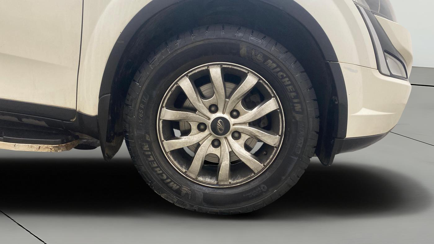 2020 Mahindra XUV500 W9 AT, Diesel, Automatic, 1,21,434 km, Right Front Wheel