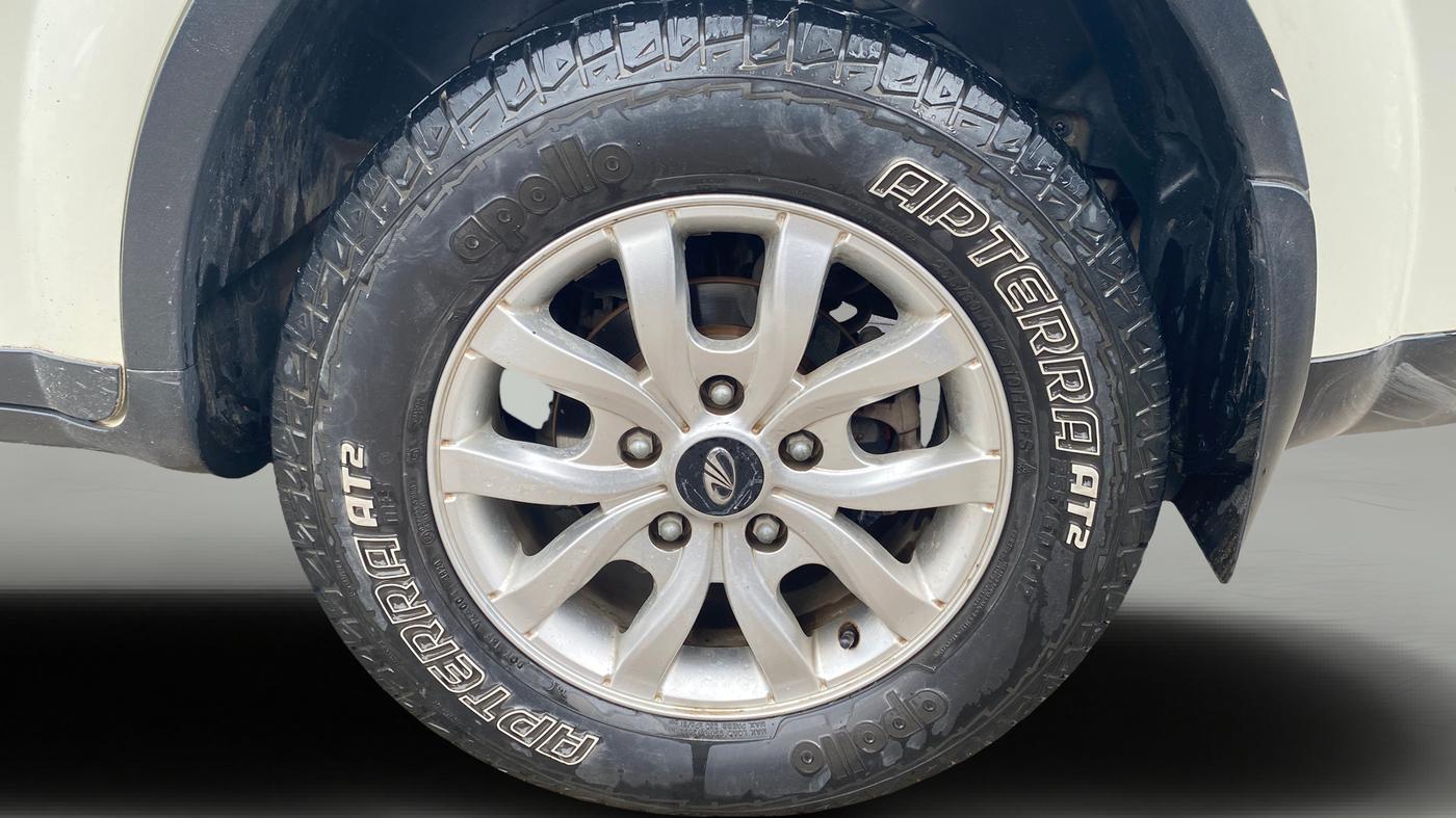 2015 Mahindra XUV500 W10, Diesel, Manual, 77,864 km, Left Rear Wheel
